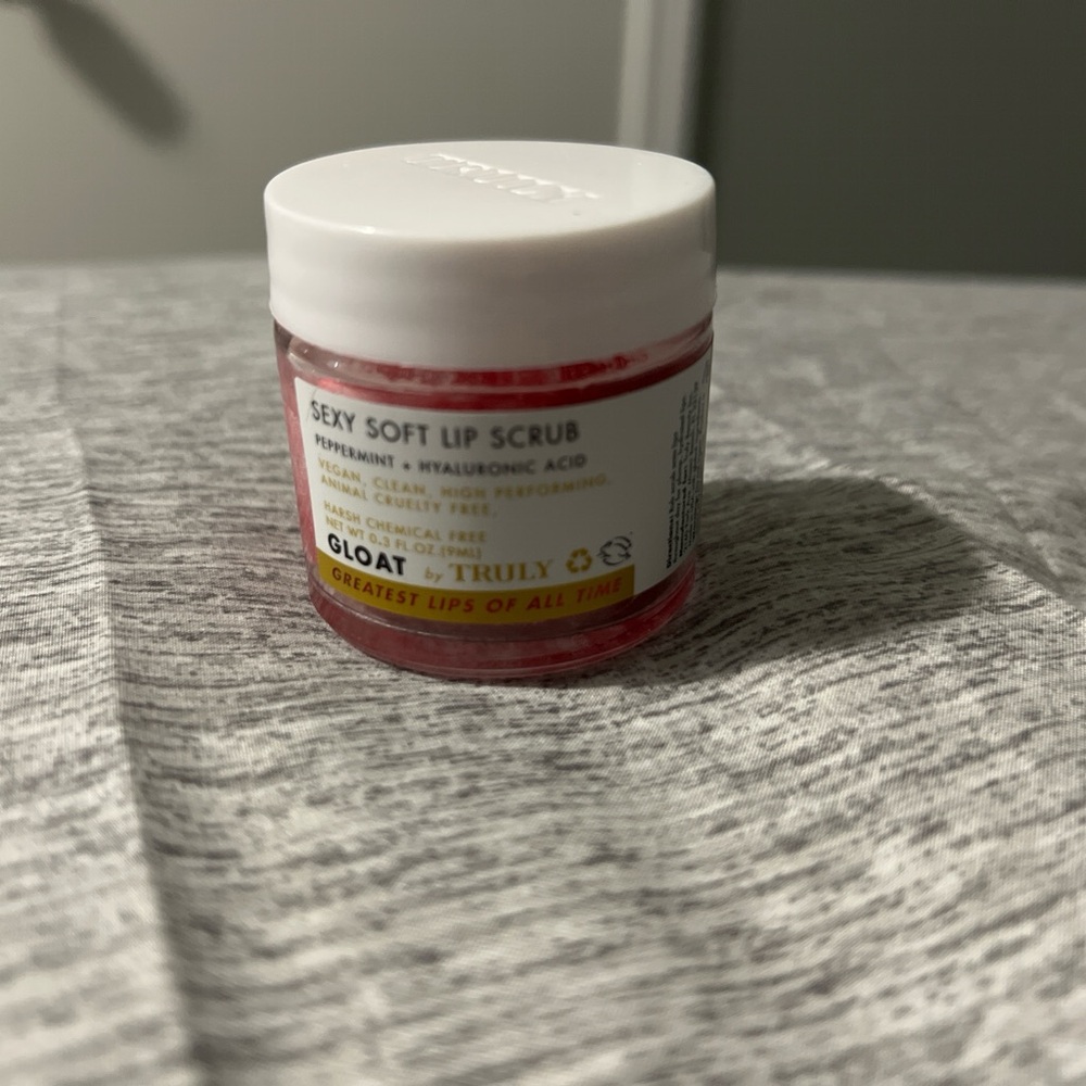 TRULY Sexy Soft Lip Scrub - Vibrant Red